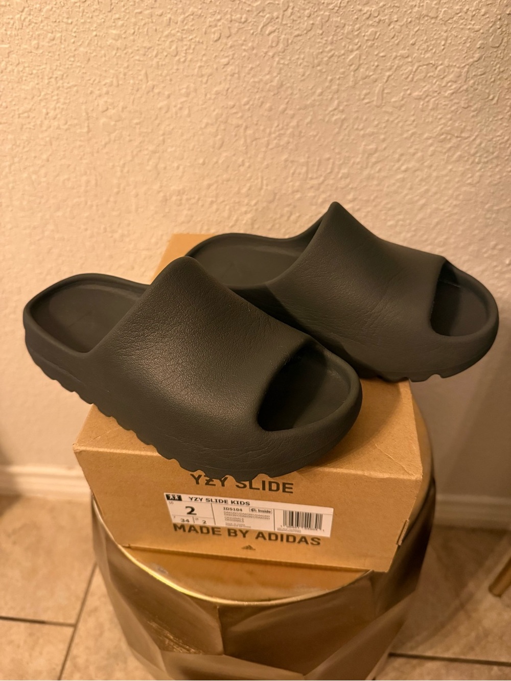 adidas YZY Kids Slide Sandals in Black